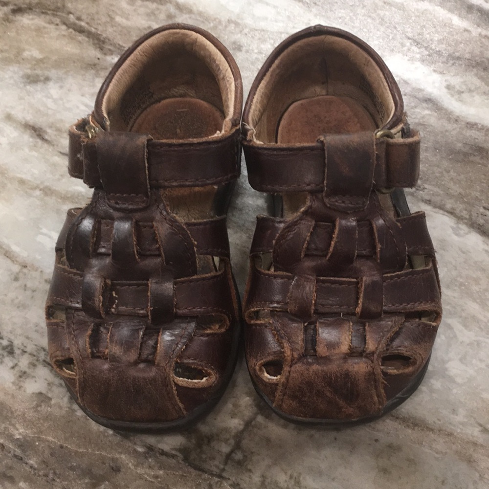 Stride Rite Harper brown sandal: size 6 Extra Wide